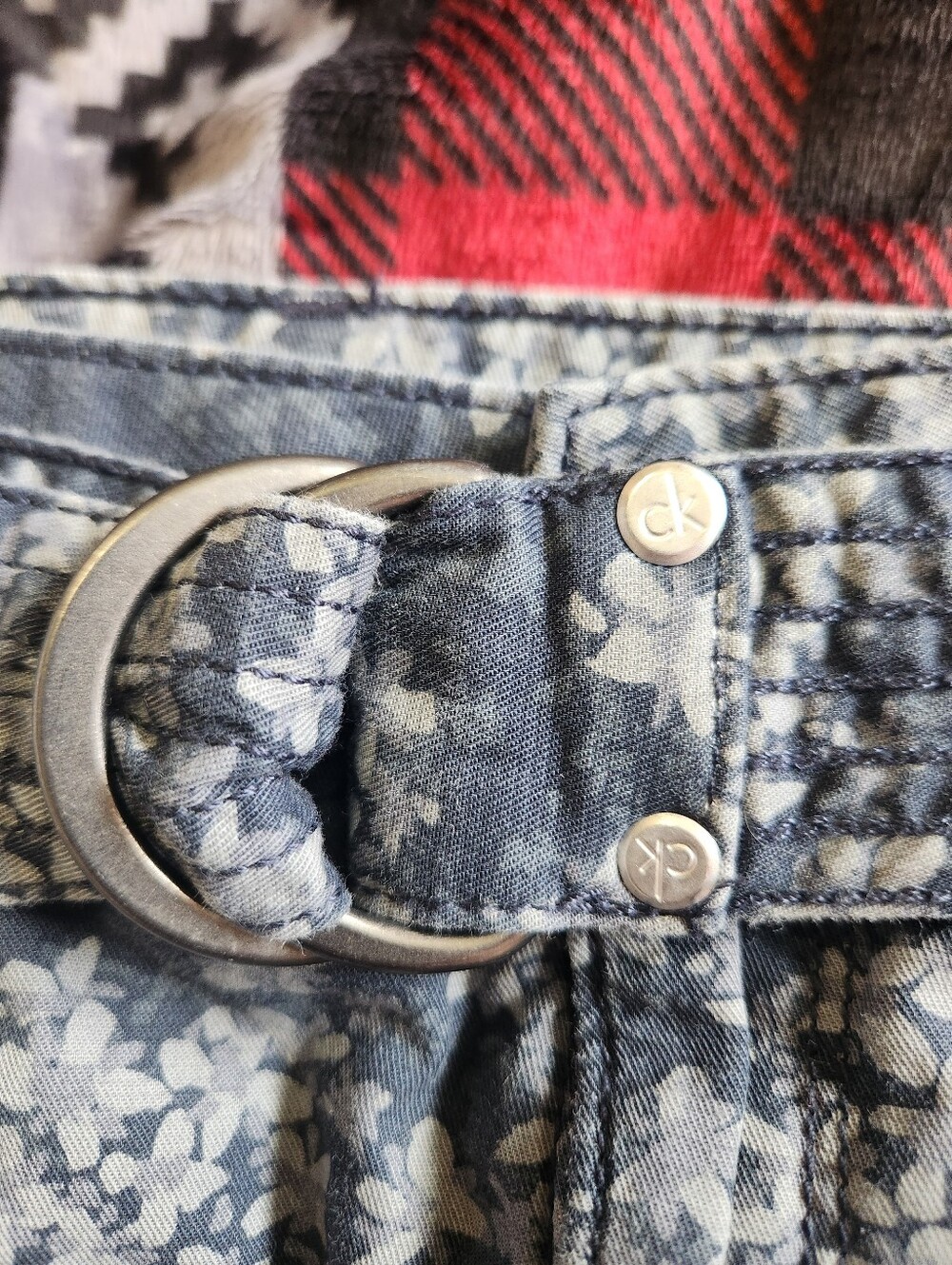 Calvin Klein Jeans Y2K Blue Floral Belted Utility Shorts Size 4 EUC Like New - Picture 12 of 12